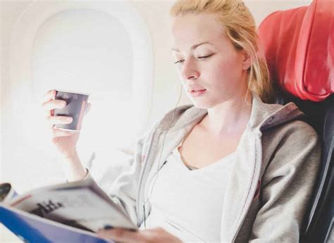 frauen in flugzeug mitnehmen.